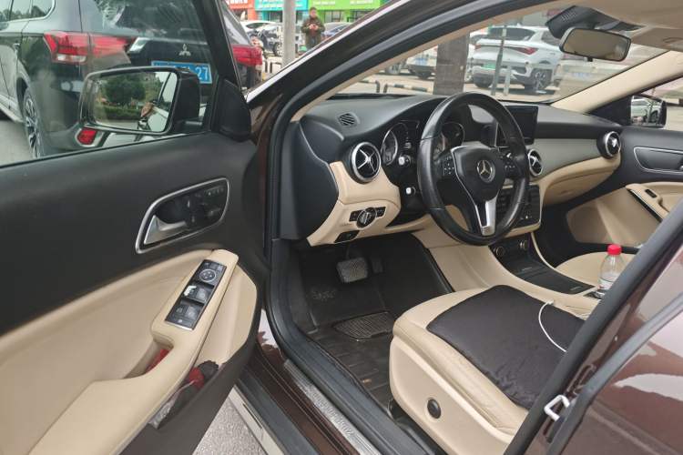 Used Mercedes-Benz GLA 2015 GLA 200 Sport Edition Driver Seat