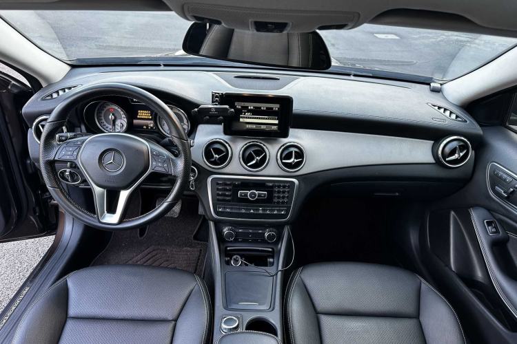 Used Mercedes-Benz GLA 2015 GLA 220 4MATIC Luxury Model Interior 1