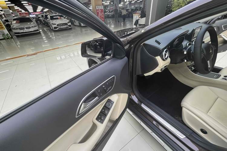 Used Mercedes-Benz GLA 2015 GLA 200 Sport Edition Interior 4