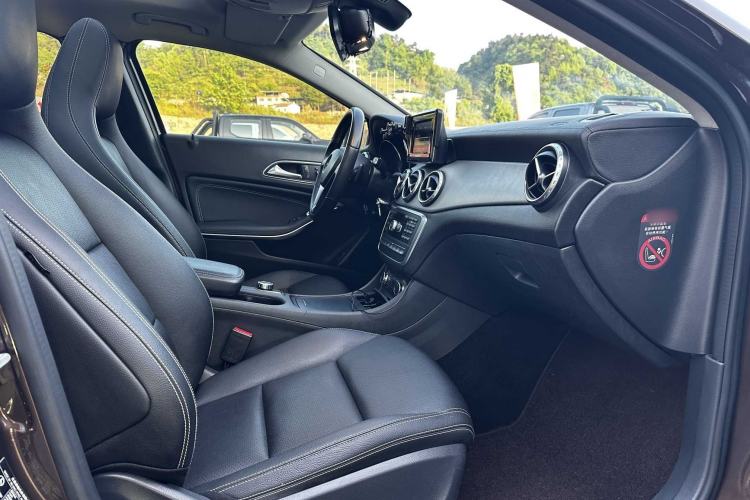 Used Mercedes-Benz GLA 2015 GLA 220 4MATIC Luxury Model Interior 5
