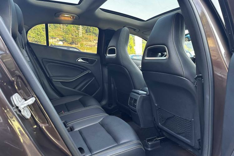 Used Mercedes-Benz GLA 2015 GLA 220 4MATIC Luxury Model Interior 6