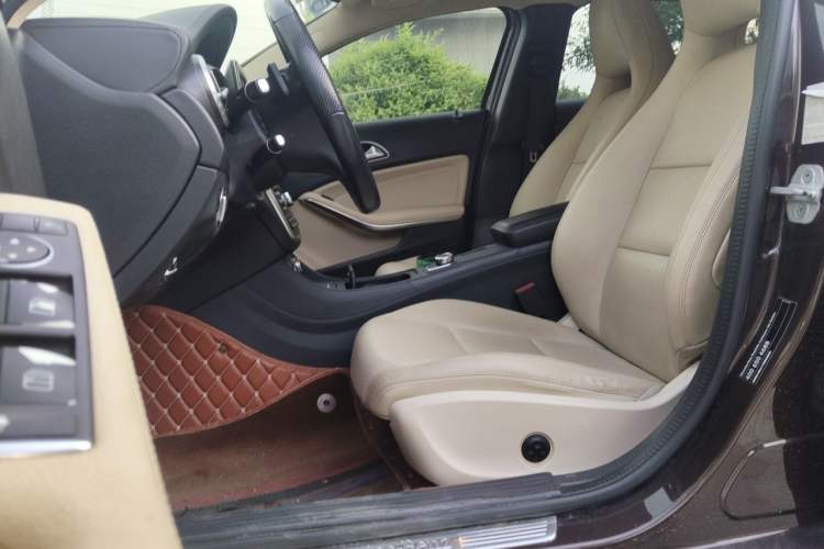 Used Mercedes-Benz GLA 2015 GLA 220 4MATIC Fashion Model Left Front Seat