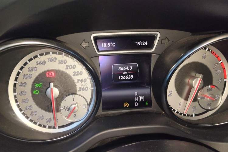 Used Mercedes-Benz GLA 2015 GLA 220 4MATIC Fashion Model Odometer Close Up