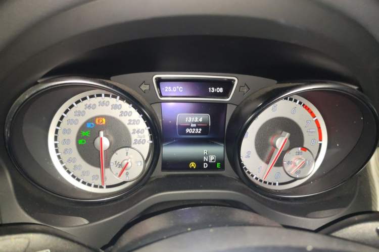 Used Mercedes-Benz GLA 2015 GLA 200 Fashion Model Odometer Close Up