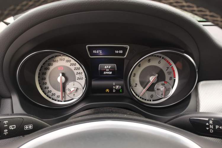 Used Mercedes-Benz GLA 2015 GLA 220 4MATIC Fashion Model Odometer Close Up