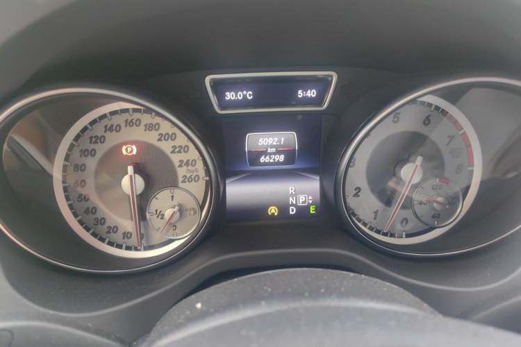 Used Mercedes-Benz GLA 2015 GLA 200 Sport Edition Odometer Close Up
