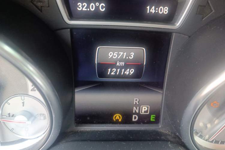 Used Mercedes-Benz GLA 2015 GLA 200 Sport Edition Odometer Close Up