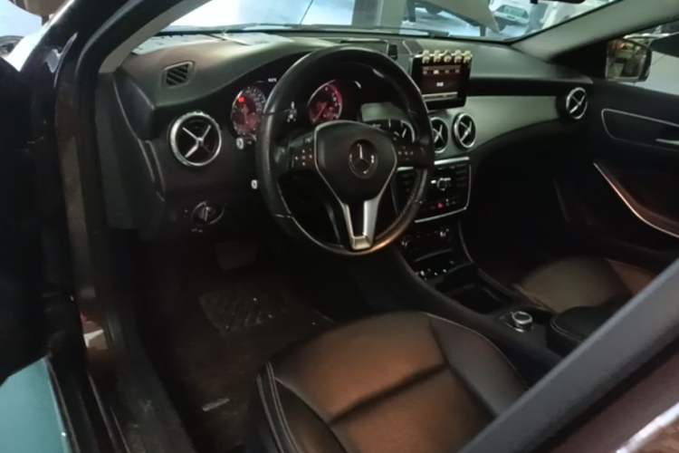 Used Mercedes-Benz GLA 2015 GLA 200 Sport Edition Center Console