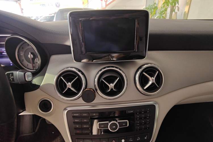 Used Mercedes-Benz GLA 2015 GLA 220 4MATIC Fashion Model Audio And AC Panel
