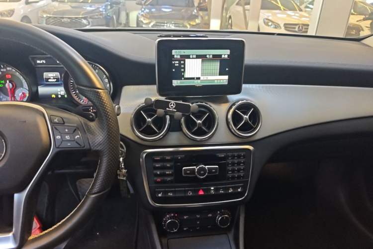 Used Mercedes-Benz GLA 2015 GLA 220 4MATIC Luxury Model Audio And AC Panel