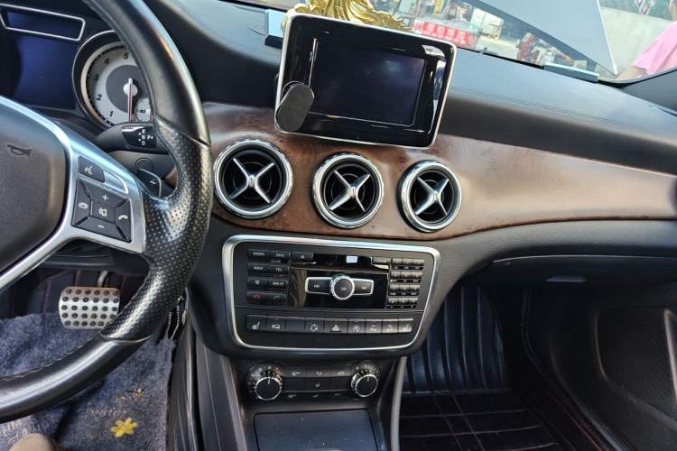 Used Mercedes-Benz GLA 2015 GLA 260 4MATIC Sport Edition Audio And AC Panel