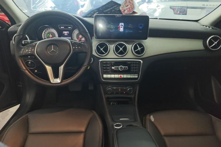 Used Mercedes-Benz GLA 2015 GLA 220 4MATIC Fashion Model Center Console