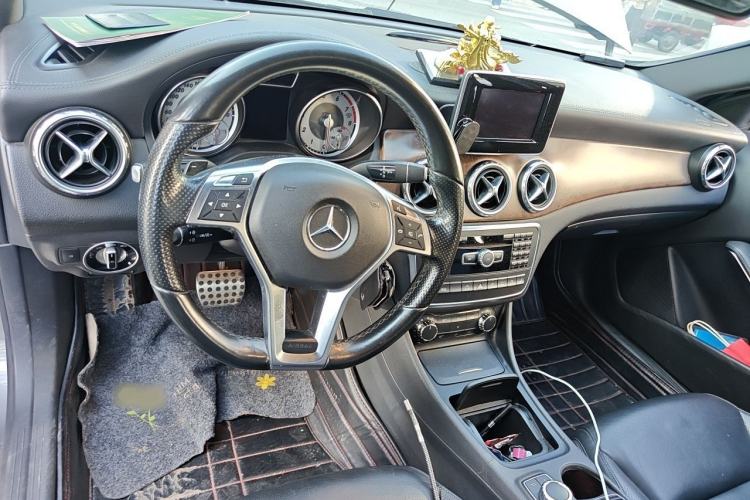 Used Mercedes-Benz GLA 2015 GLA 260 4MATIC Sport Edition Center Console