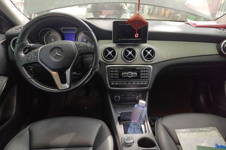 Used Mercedes-Benz GLA 2015 GLA 220 4MATIC Fashion Model Center Console