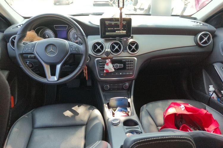 Used Mercedes-Benz GLA 2015 GLA 220 4MATIC Fashion Model Center Console
