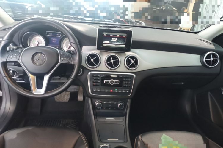 Used Mercedes-Benz GLA 2015 GLA 220 4MATIC Fashion Model Center Console