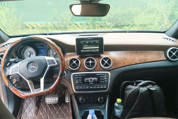 Used Mercedes-Benz GLA 2015 GLA 260 4MATIC Center Console