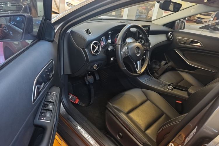 Used Mercedes-Benz GLA 2015 GLA 220 4MATIC Luxury Model Driver Seat