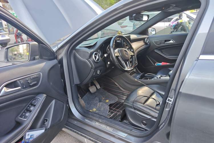 Used Mercedes-Benz GLA 2015 GLA 260 4MATIC Sport Edition Driver Seat