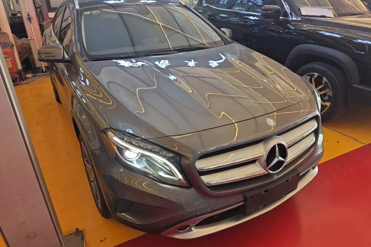 Used Mercedes-Benz GLA 2015 GLA 220 4MATIC Luxury Model Front Right 45 Deg