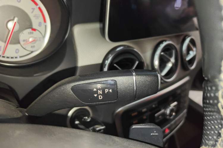 Used Mercedes-Benz GLA 2015 GLA 220 4MATIC Fashion Model Gear Lever