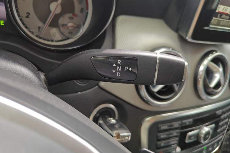 Used Mercedes-Benz GLA 2015 GLA 220 4MATIC Fashion Model Gear Lever