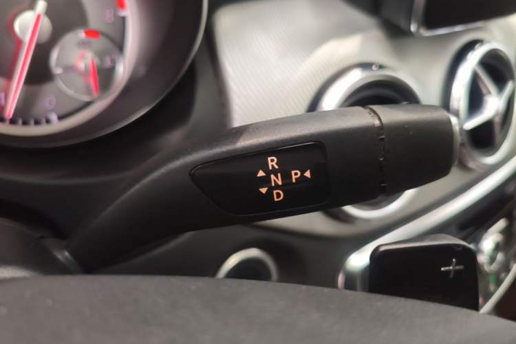Used Mercedes-Benz GLA 2015 GLA 220 4MATIC Fashion Model Gear Lever