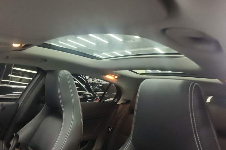 Used Mercedes-Benz GLA 2015 GLA 220 4MATIC Fashion Model Headliner