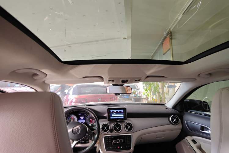 Used Mercedes-Benz GLA 2015 GLA 220 4MATIC Fashion Model Headliner