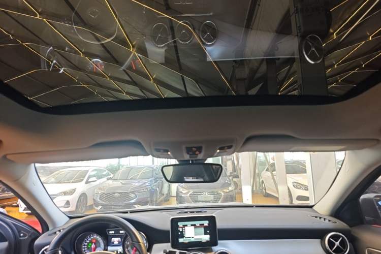 Used Mercedes-Benz GLA 2015 GLA 220 4MATIC Luxury Model Headliner