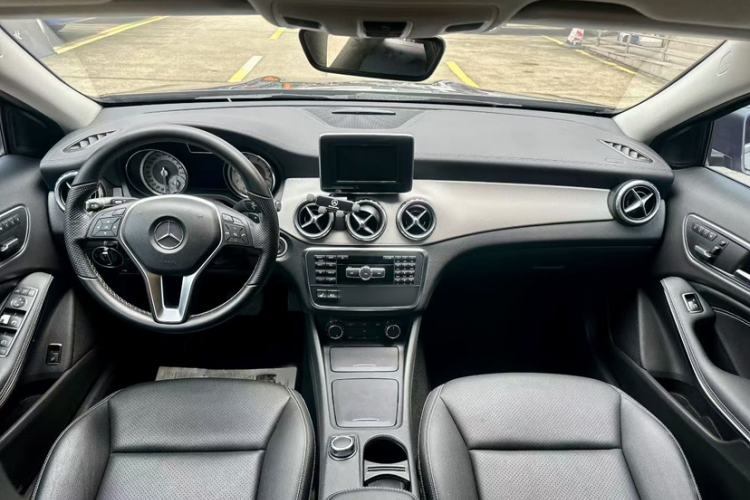 Used Mercedes-Benz GLA 2015 GLA 220 4MATIC Luxury Model Interior 1