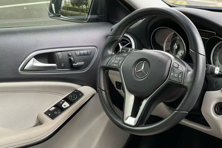 Used Mercedes-Benz GLA 2015 GLA 220 4MATIC Fashion Model Interior 2