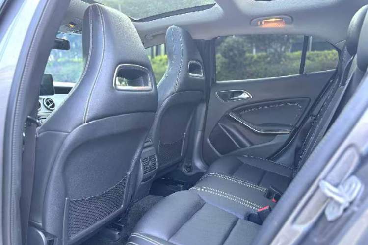 Used Mercedes-Benz GLA 2015 GLA 220 4MATIC Fashion Model Interior 2