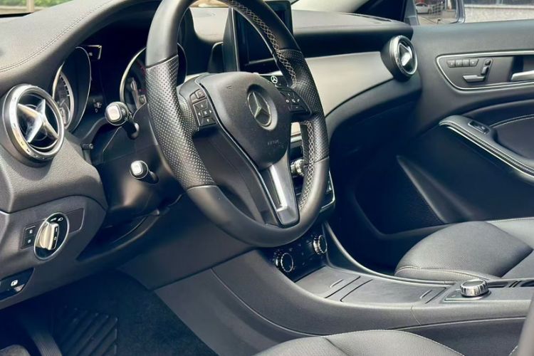 Used Mercedes-Benz GLA 2015 GLA 220 4MATIC Luxury Model Interior 2