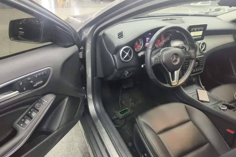 Used Mercedes-Benz GLA 2015 GLA 220 4MATIC Fashion Model Interior 3