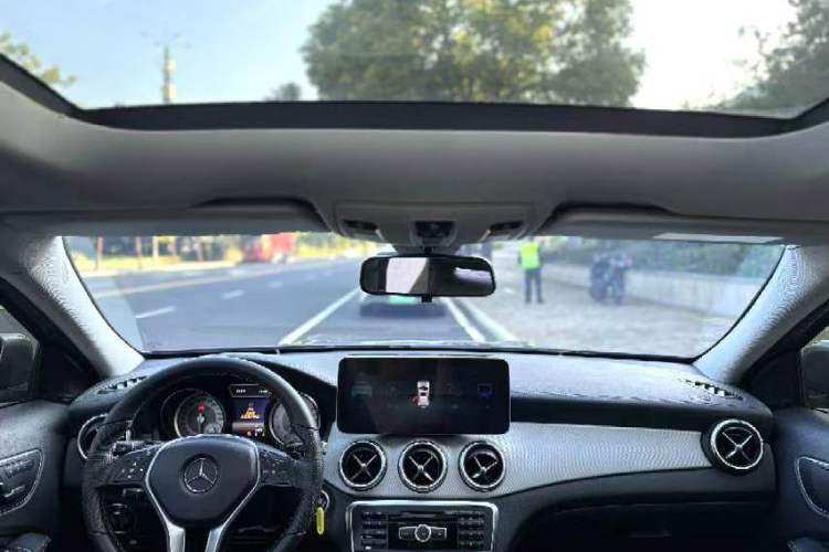 Used Mercedes-Benz GLA 2015 GLA 220 4MATIC Fashion Model Interior 3