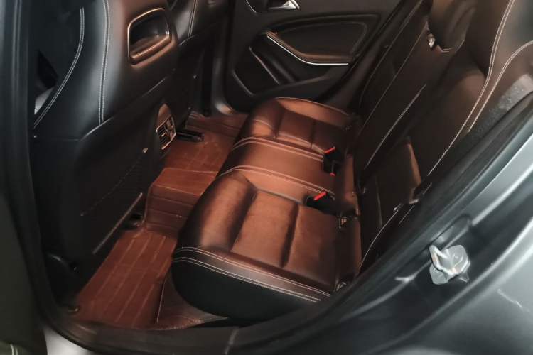 Used Mercedes-Benz GLA 2015 GLA 220 4MATIC Fashion Model Left Rear Seat