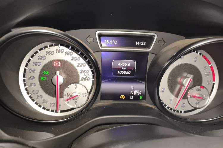 Used Mercedes-Benz GLA 2015 GLA 220 4MATIC Fashion Model Odometer Close Up