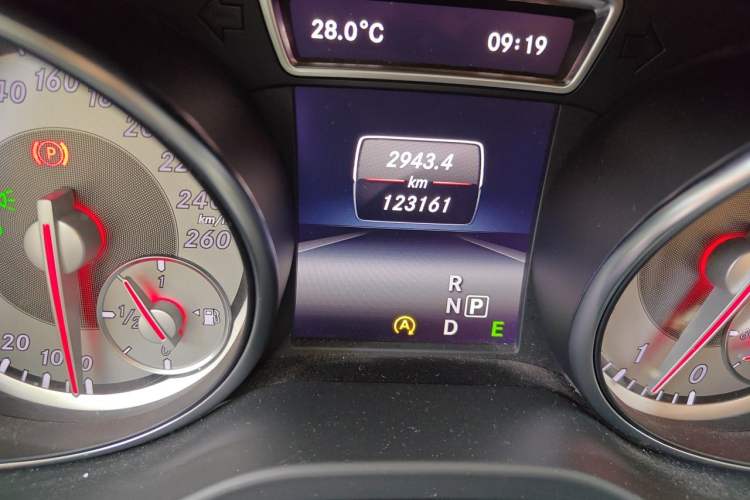 Used Mercedes-Benz GLA 2015 GLA 220 4MATIC Fashion Model Odometer Close Up