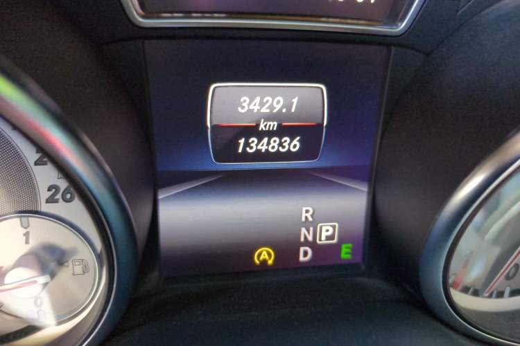 Used Mercedes-Benz GLA 2015 GLA 220 4MATIC Fashion Model Odometer Close Up