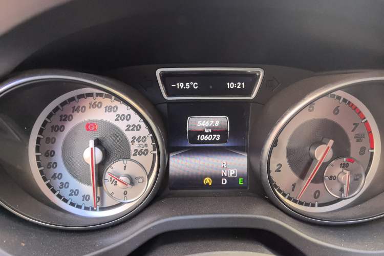 Used Mercedes-Benz GLA 2015 GLA 200 Sport Edition Odometer Close Up