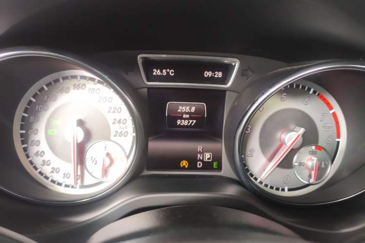 Used Mercedes-Benz GLA 2015 GLA 220 4MATIC Fashion Model Odometer Close Up