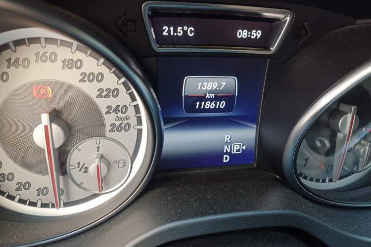 Used Mercedes-Benz GLA 2015 GLA 200 Fashion Model Odometer Close Up