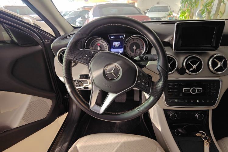 Used Mercedes-Benz GLA 2015 GLA 220 4MATIC Fashion Model Steering Wheel