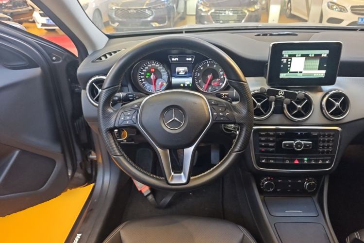 Used Mercedes-Benz GLA 2015 GLA 220 4MATIC Luxury Model Steering Wheel