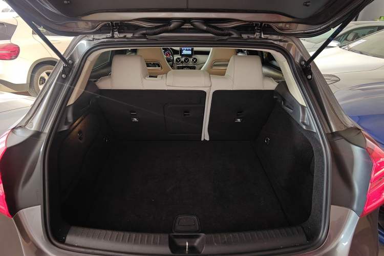 Used Mercedes-Benz GLA 2015 GLA 220 4MATIC Fashion Model Trunk