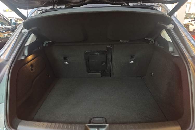 Used Mercedes-Benz GLA 2015 GLA 220 4MATIC Luxury Model Trunk