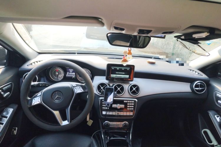 Used Mercedes-Benz GLA 2015 GLA 220 4MATIC Luxury Model Center Console