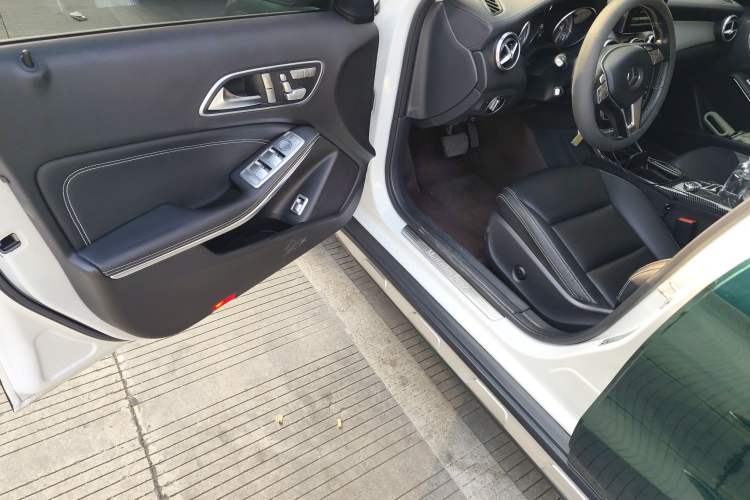 Used Mercedes-Benz GLA 2015 GLA 220 4MATIC Luxury Model Driver Seat