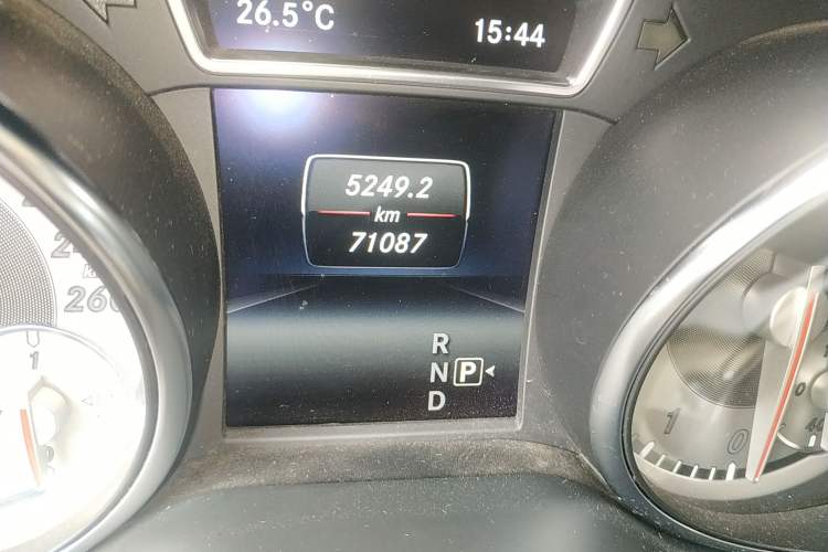 Used Mercedes-Benz GLA 2015 GLA 200 Sport Edition Odometer Close Up